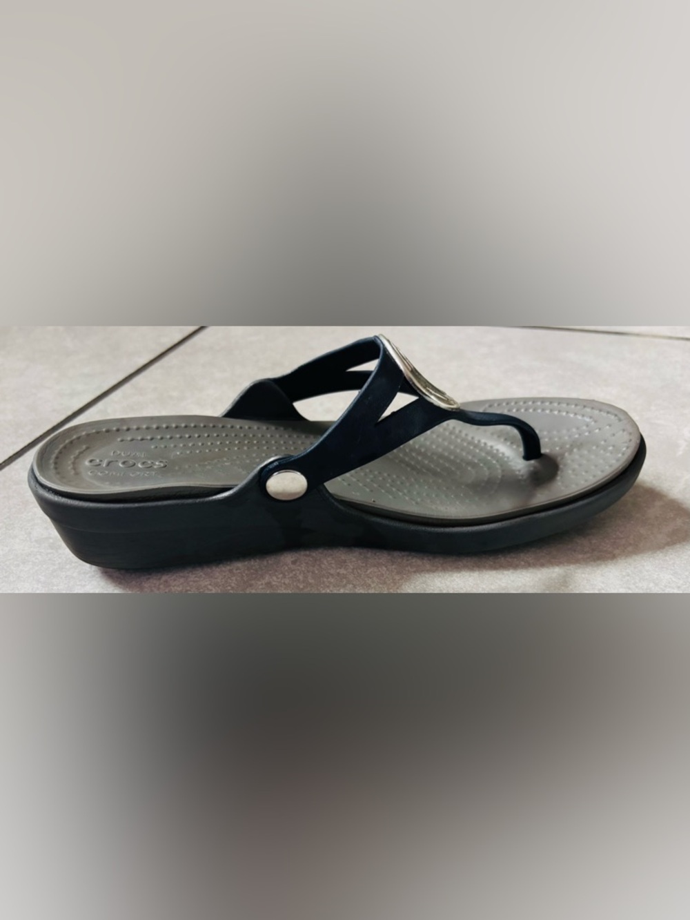 Crocs Sanrah Silver Circle Wedge Sandals - Picture 7 of 11